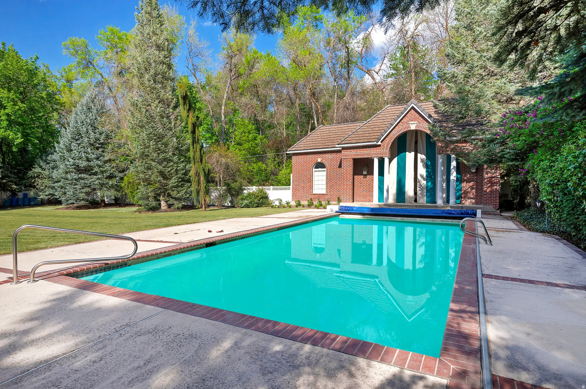 Swimming pool with pool house