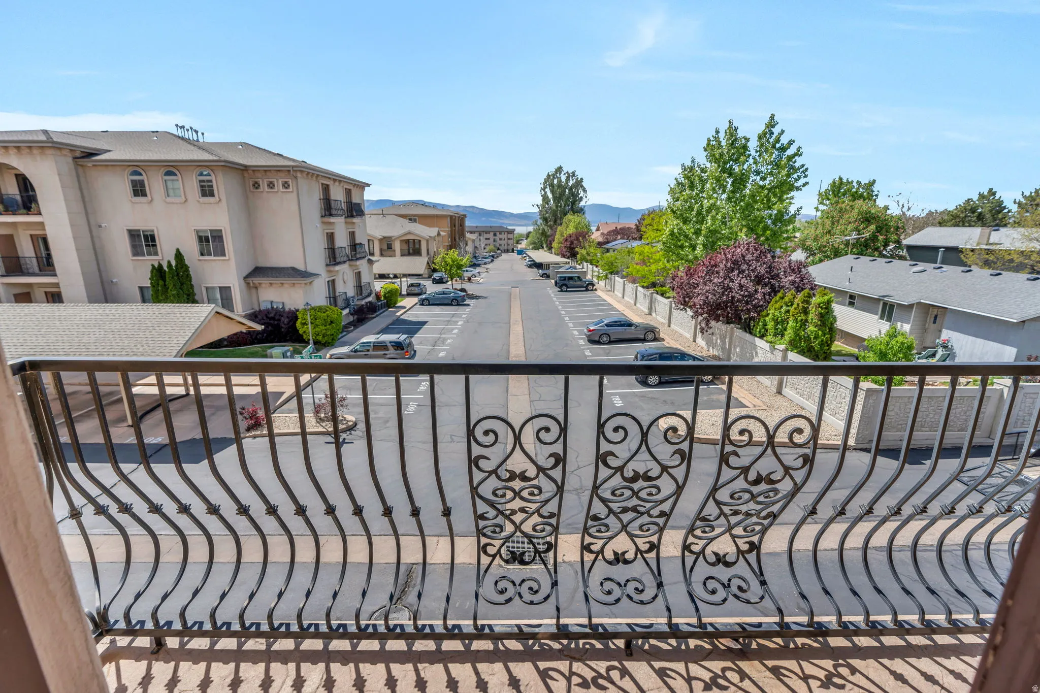 Balcony featuring a mountain view