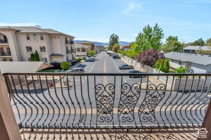 Balcony featuring a mountain view
