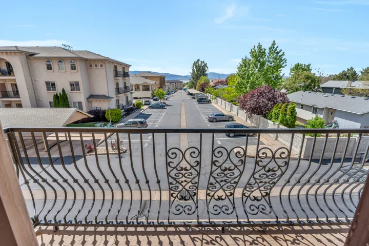 Balcony featuring a mountain view
