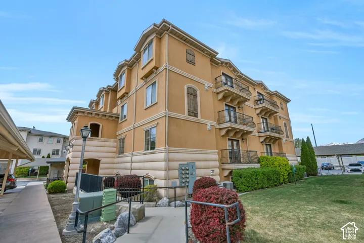 View of apartment building / complex