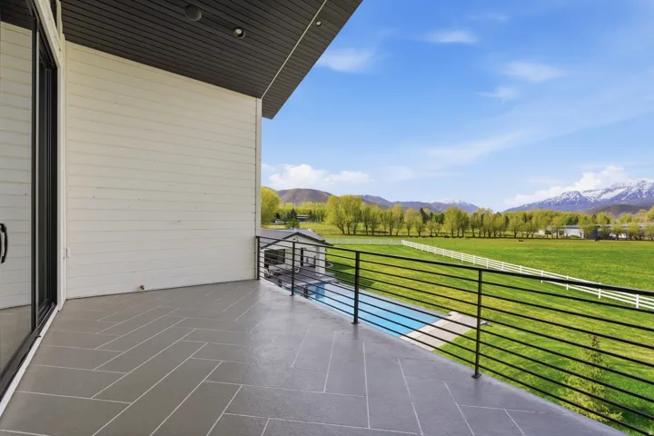 Balcony featuring a mountain view