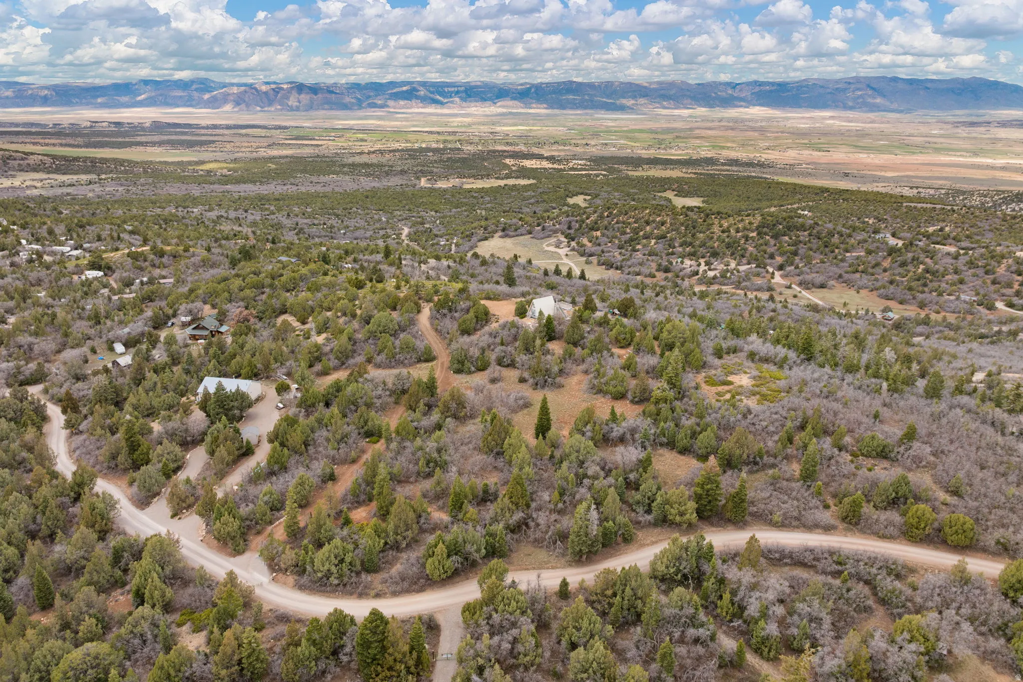 Overview of rural landscape featuring mountains and a desert landscape