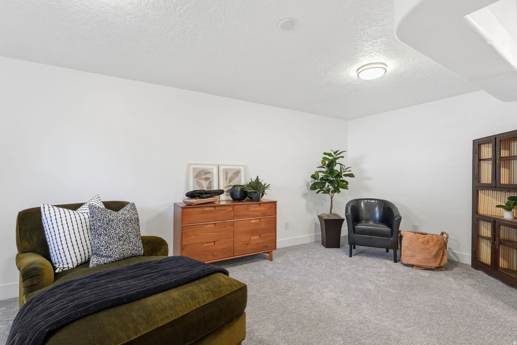 Sitting room featuring carpet and a textured ceiling