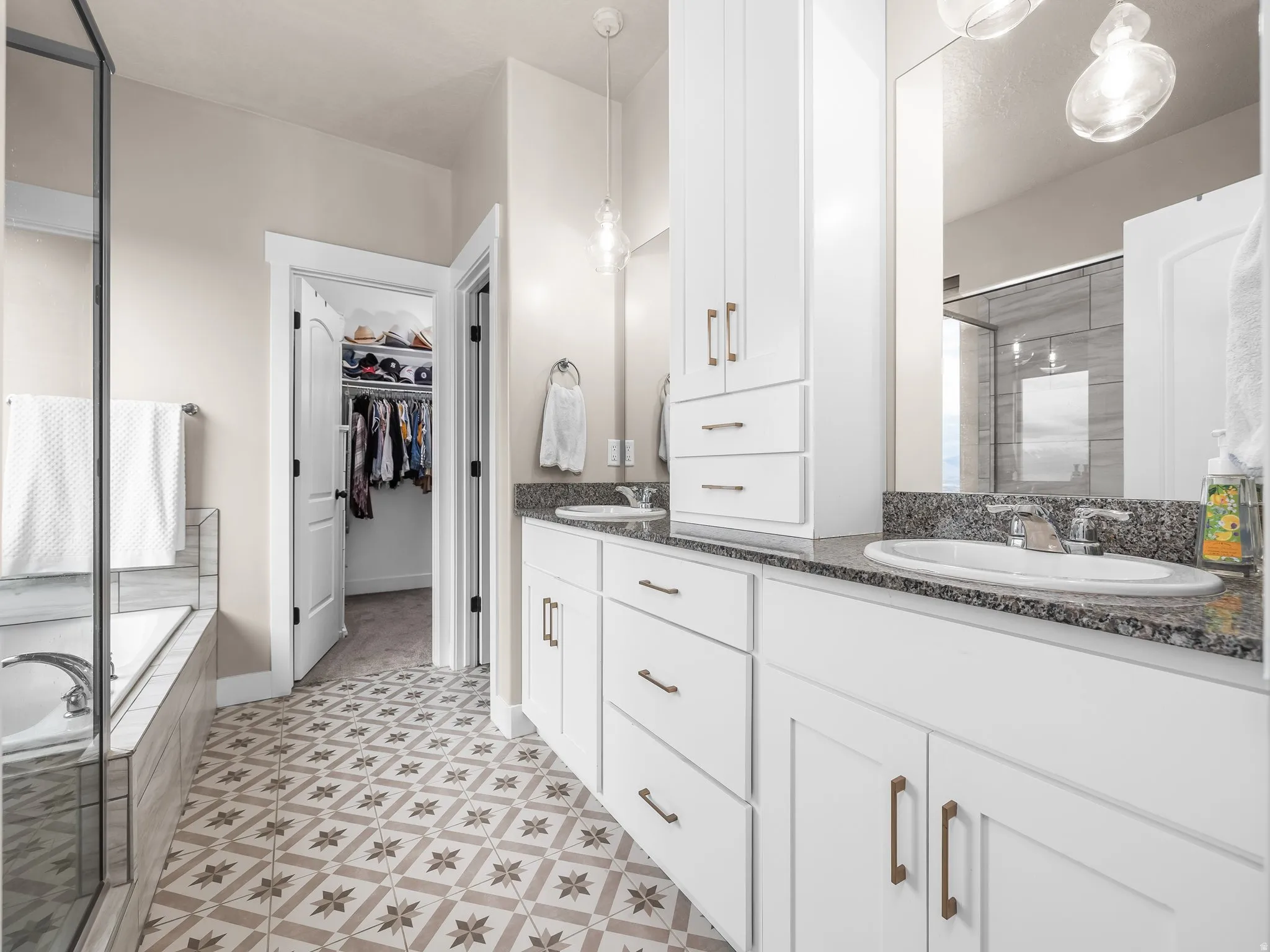 Primary en-suite featuring separate shower and soaker tub.
