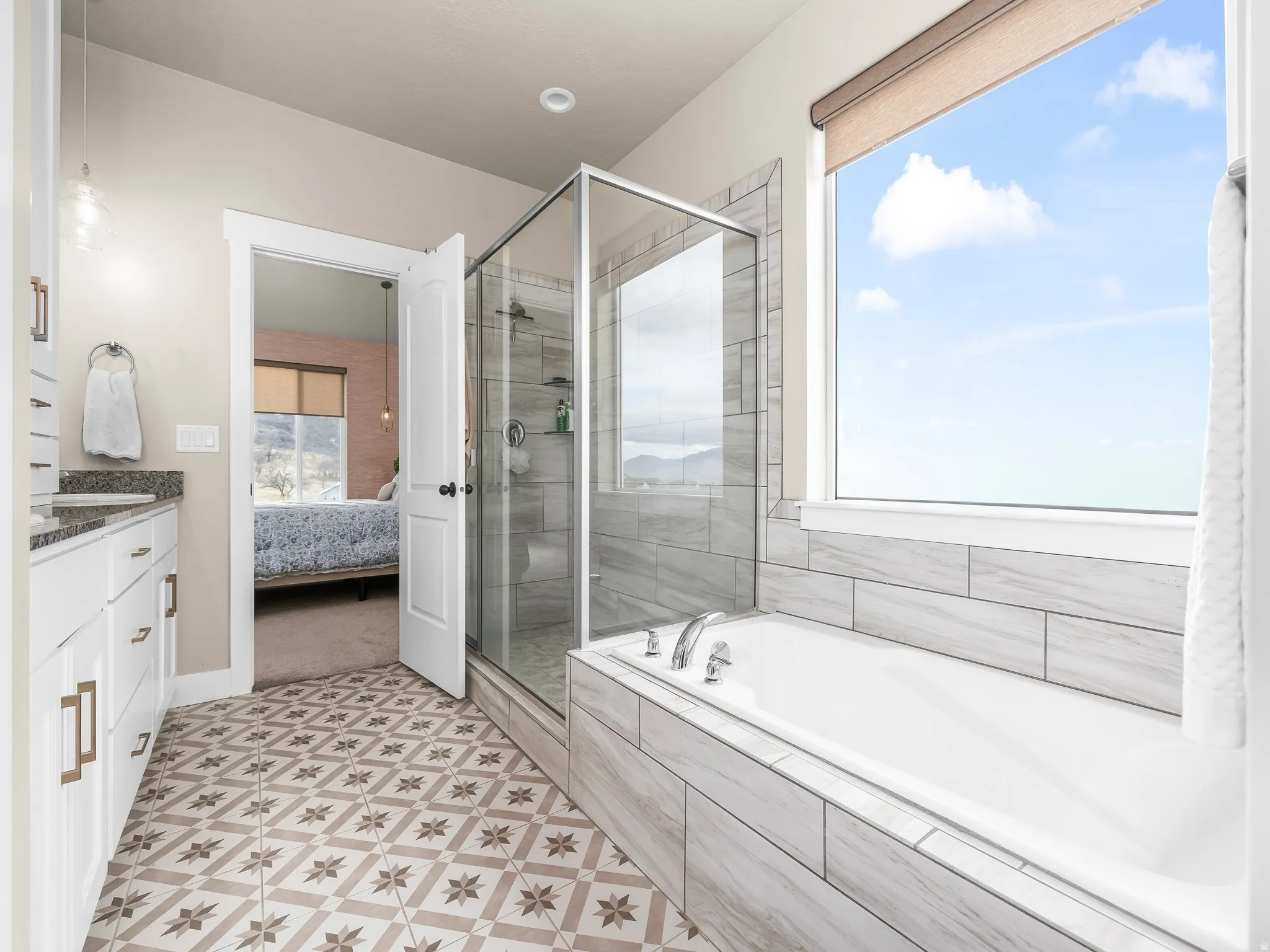Primary en-suite featuring separate shower and soaker tub.