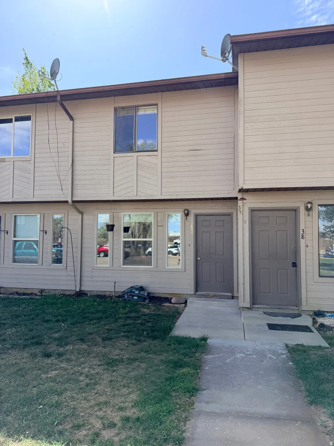 View of front facade featuring a front lawn