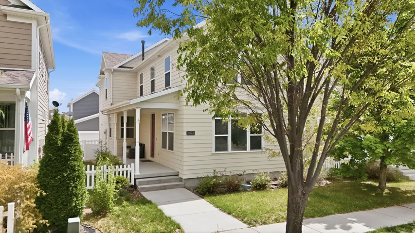 View of front of house featuring a front yard