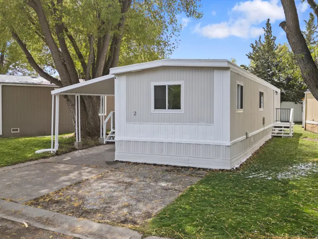 View of front of property featuring a front yard
