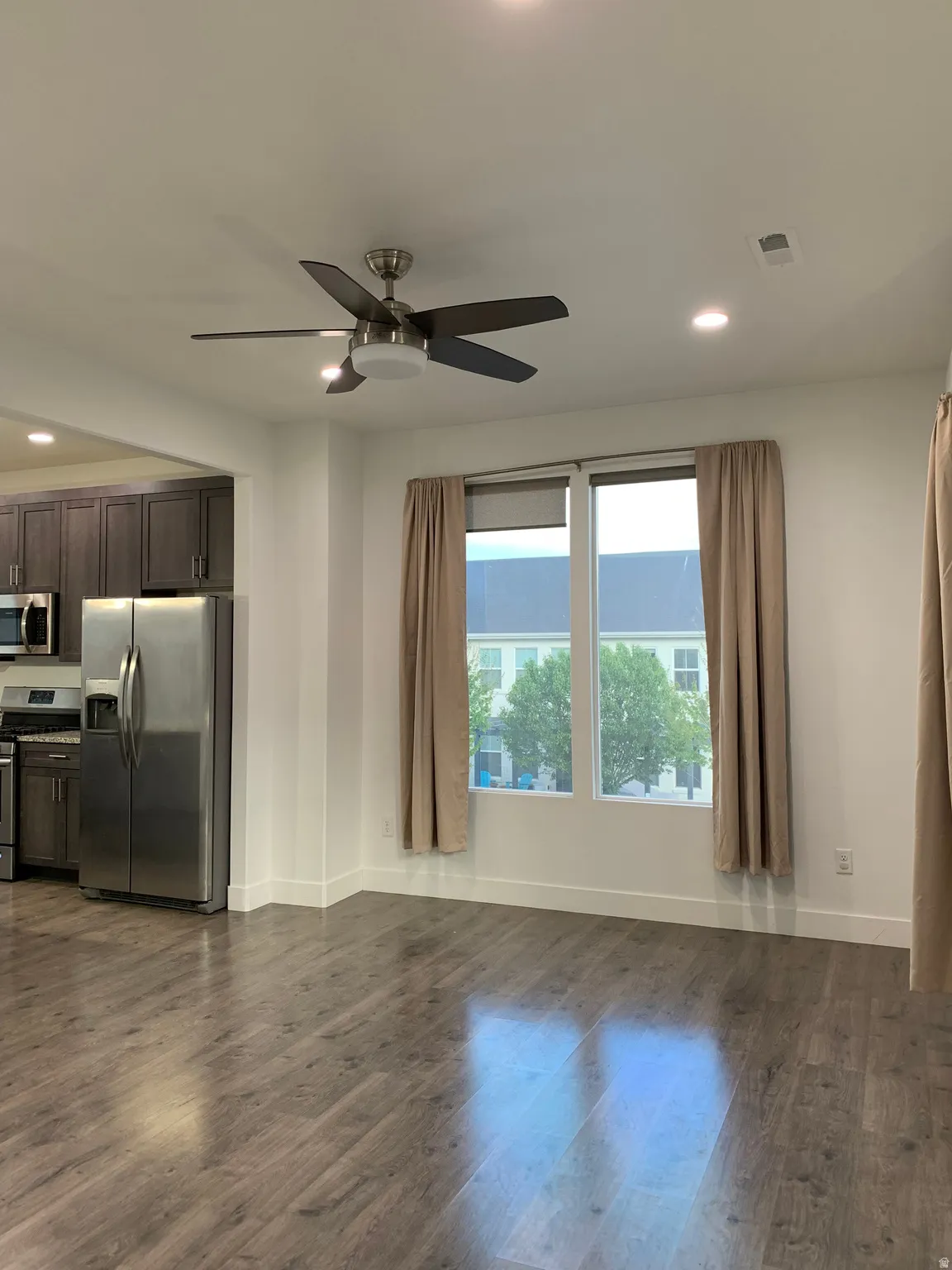 living room with recessed lighting, a ceiling fan, and wood-like flooring
