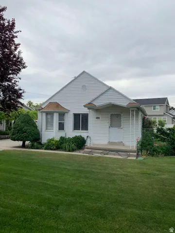 View of front of property featuring a front lawn