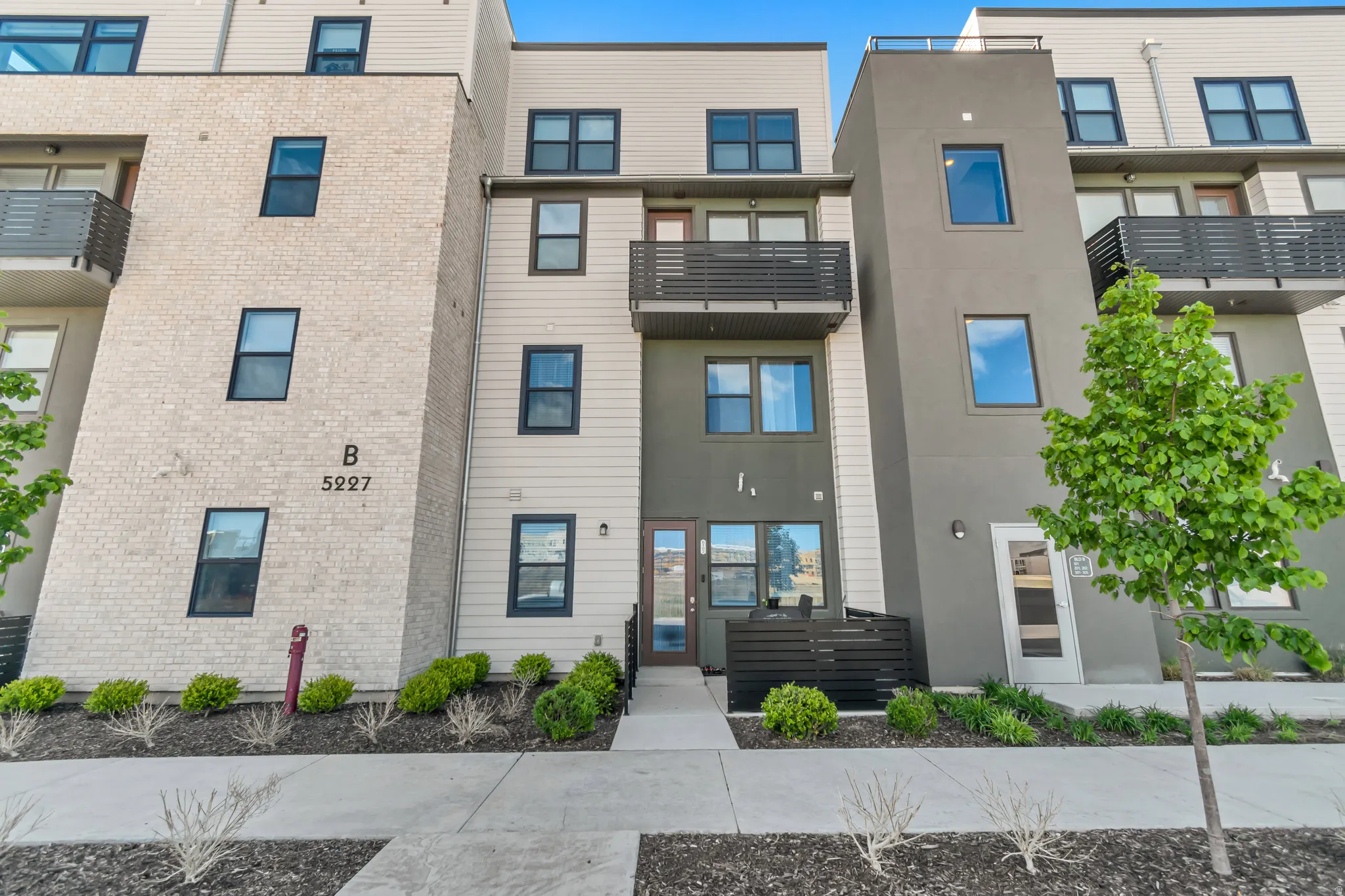 View of apartment building / complex