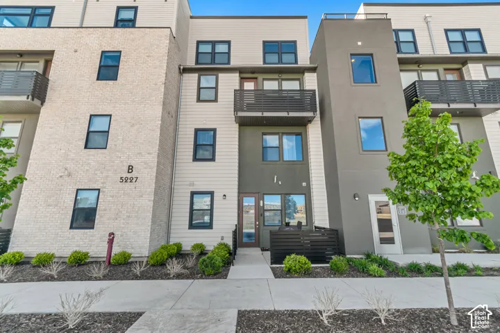 View of apartment building / complex
