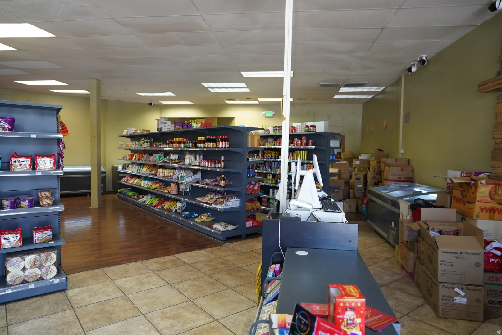 Miscellaneous room featuring a drop ceiling
