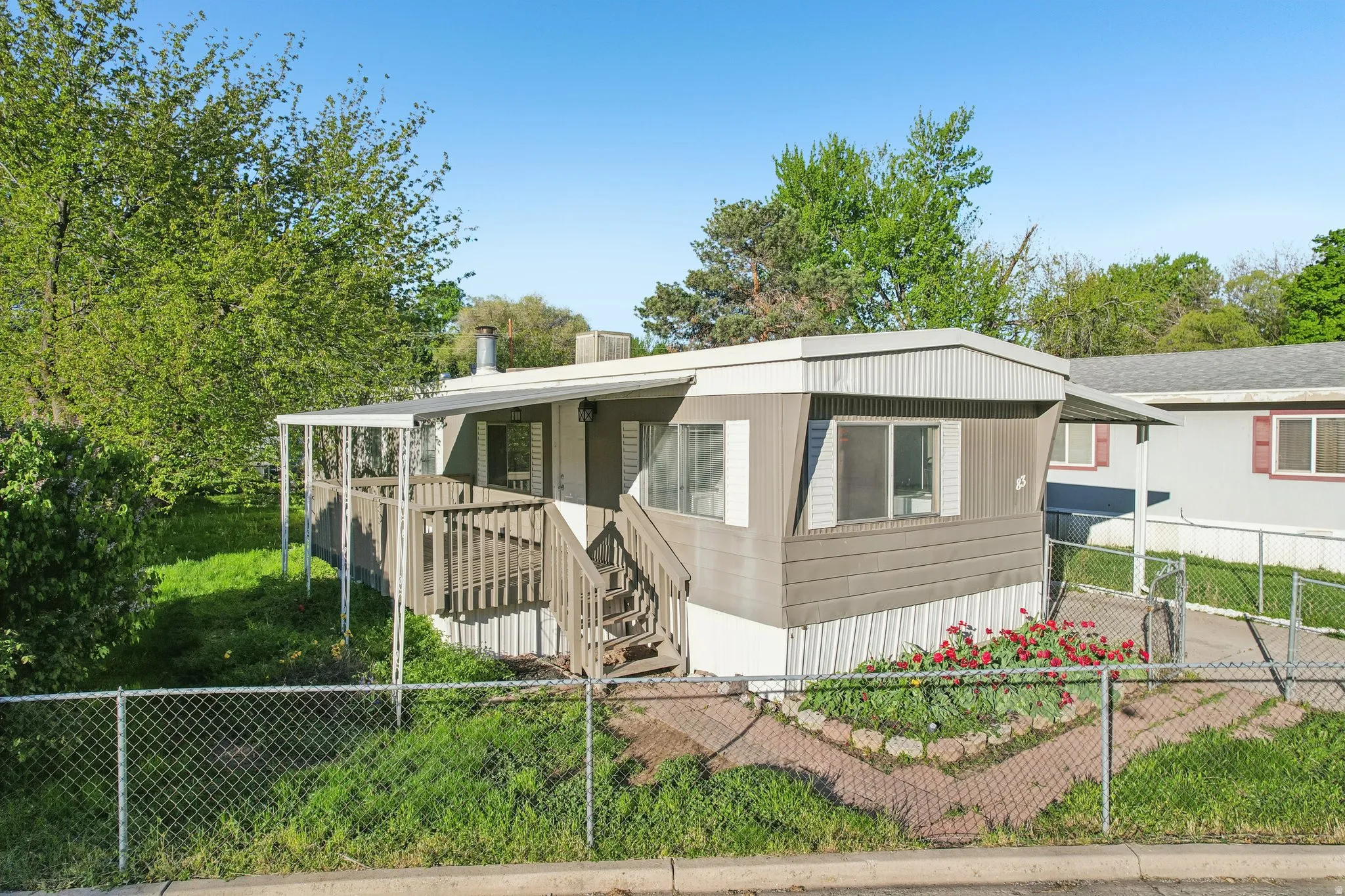 Manufactured / mobile home featuring a fenced front yard