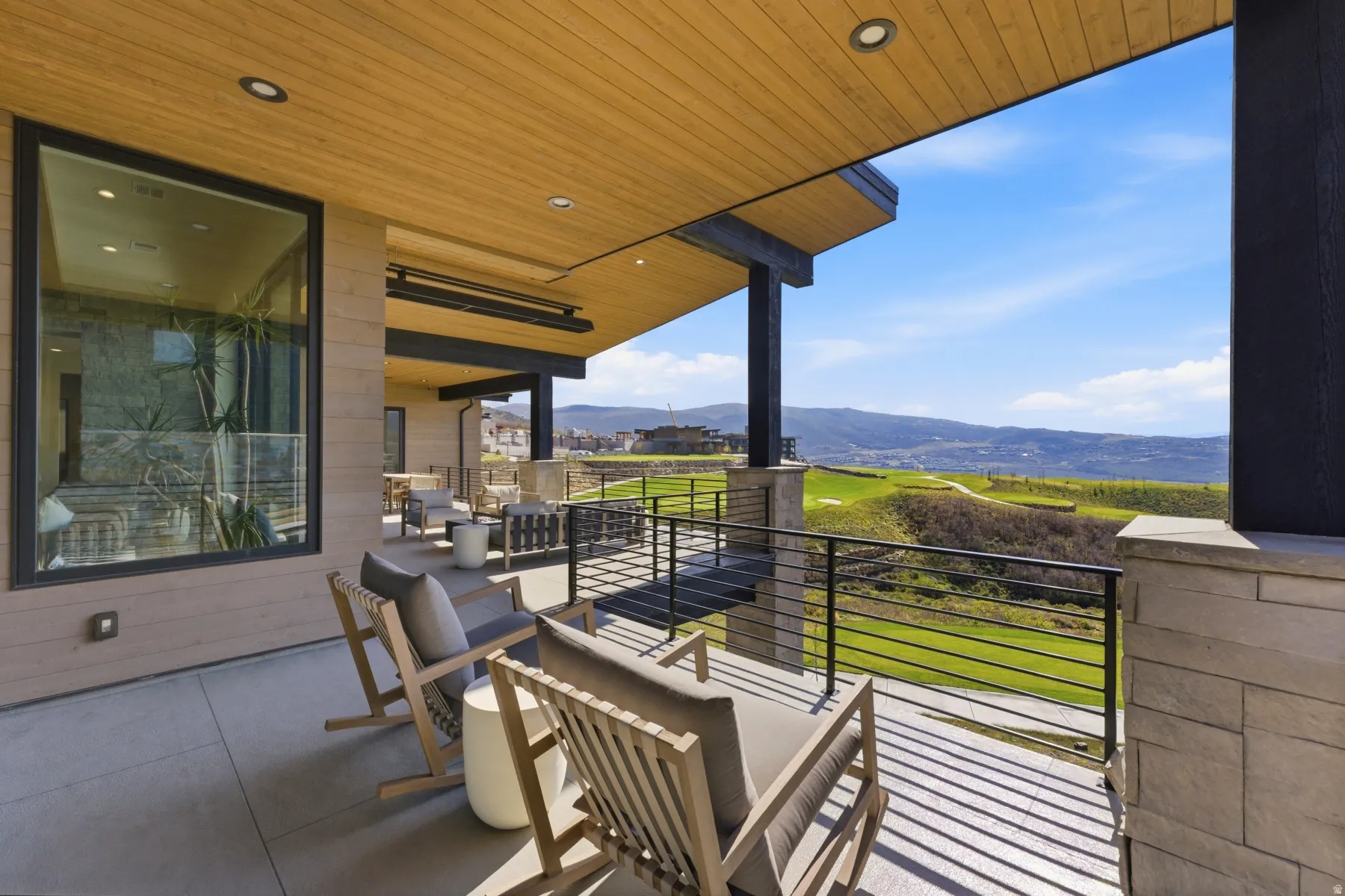 Balcony with a mountain view and an outdoor living space