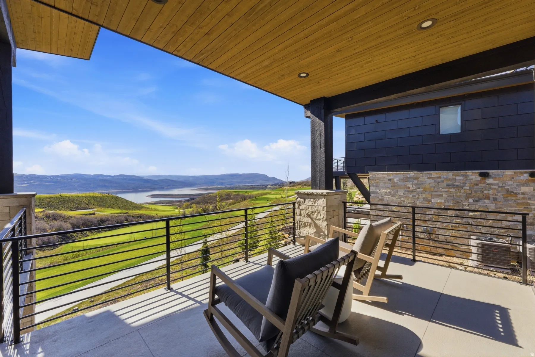 Balcony featuring a mountain view