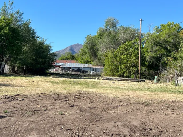 Level parcel with a distant mountain backdrop
