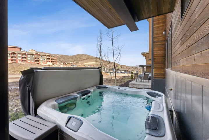 Exterior view of a mountainous background and a jacuzzi