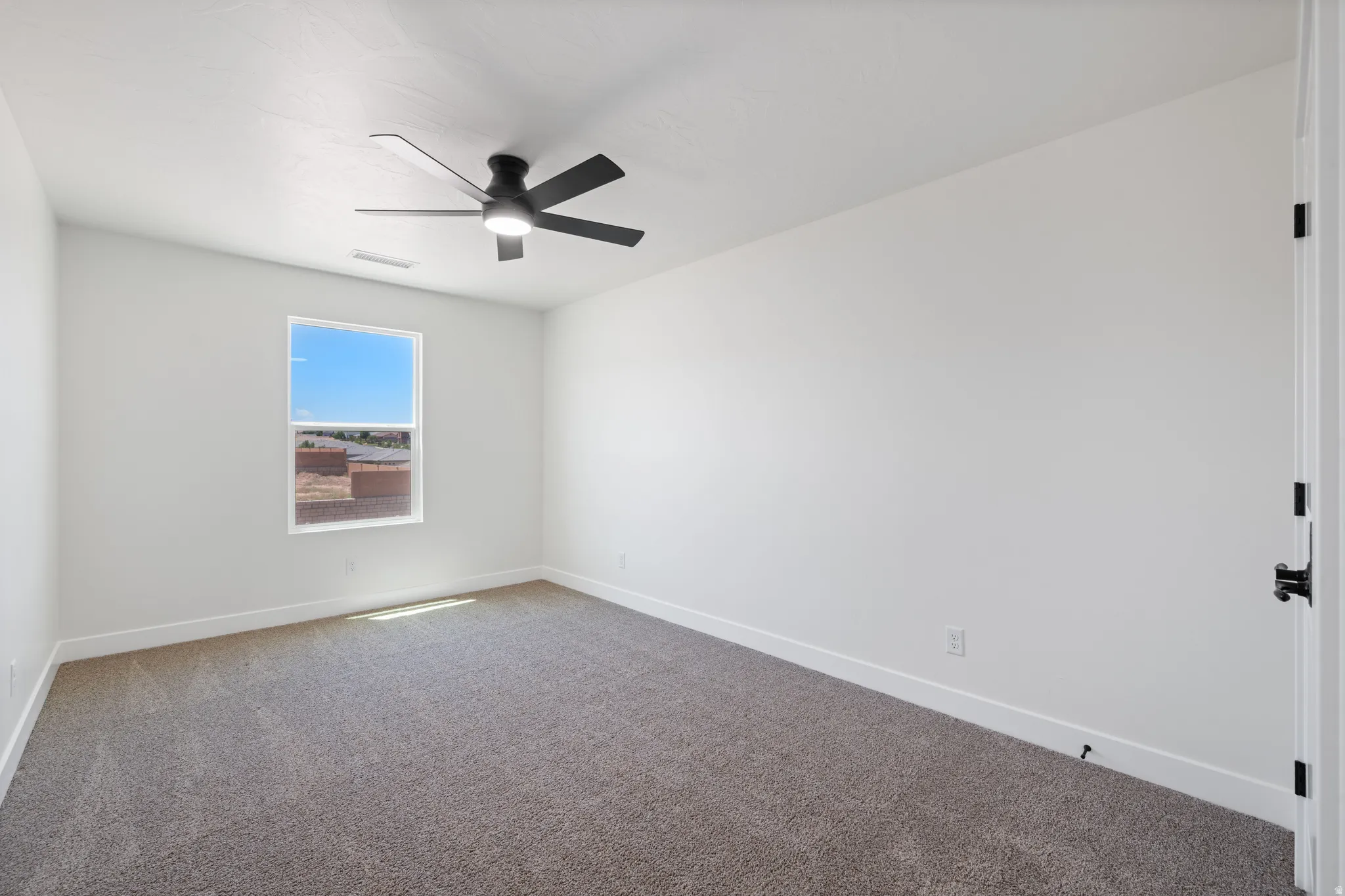 Unfurnished room with carpet flooring and ceiling fan