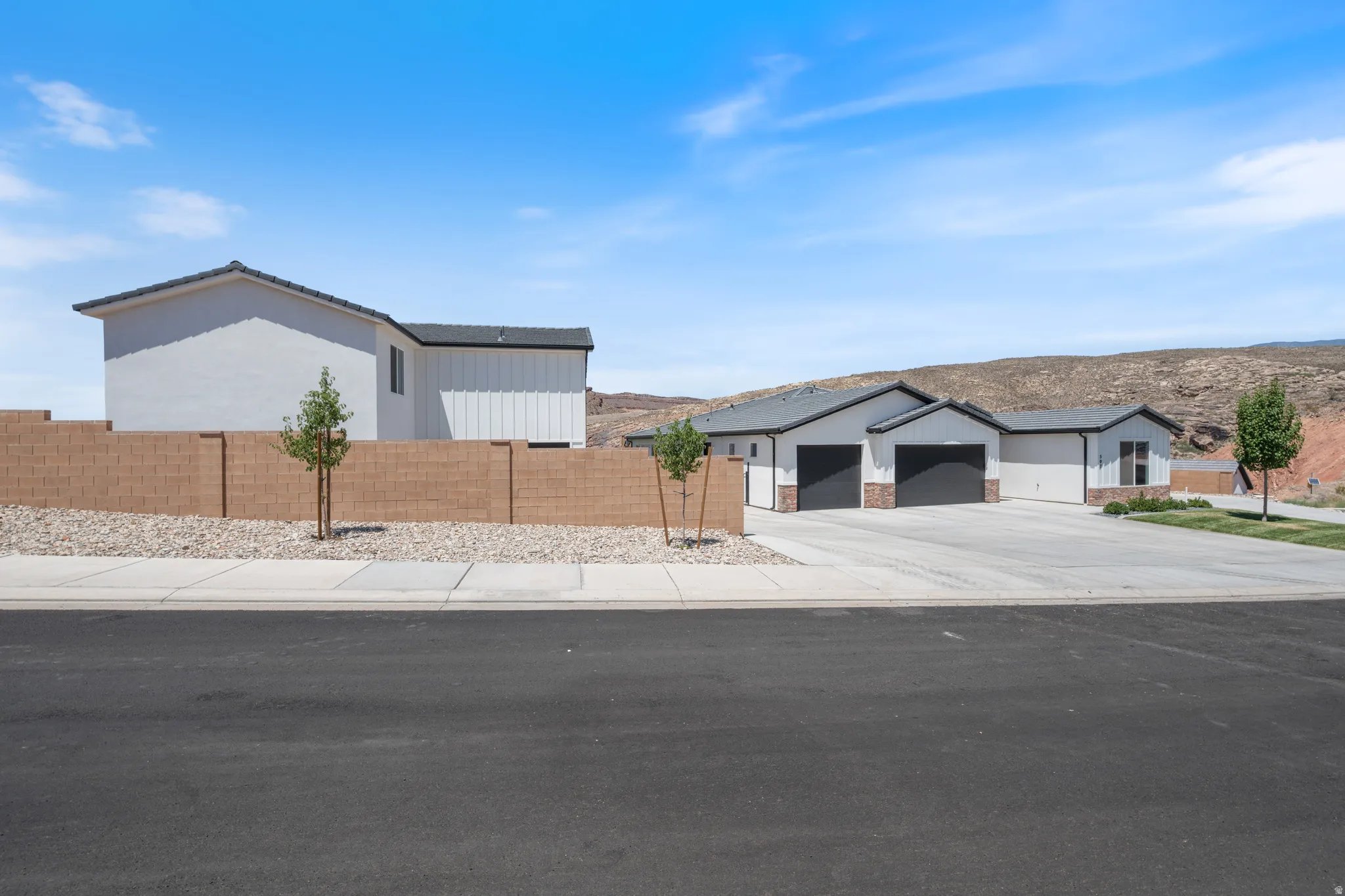 Ranch-style house with driveway, an attached garage, and a mountain view