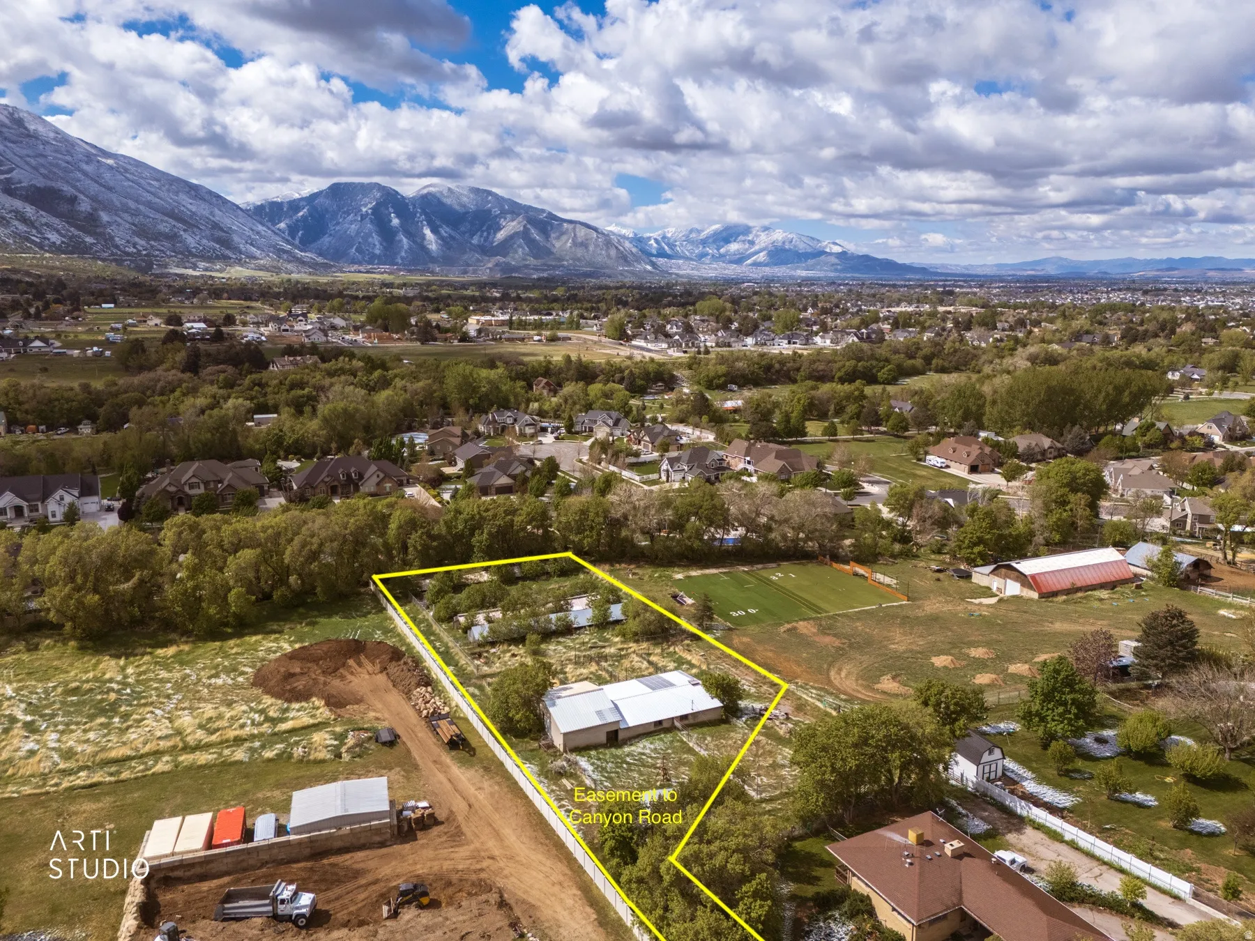 Aerial view of residential area featuring property parcel outlined and mountains