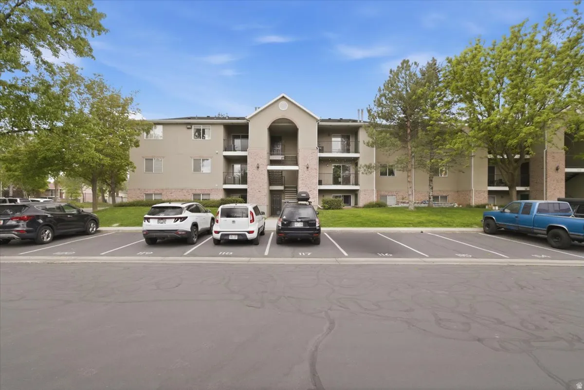 View of apartment building / complex