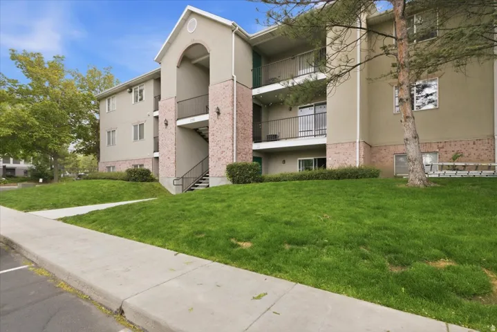 View of apartment building / complex