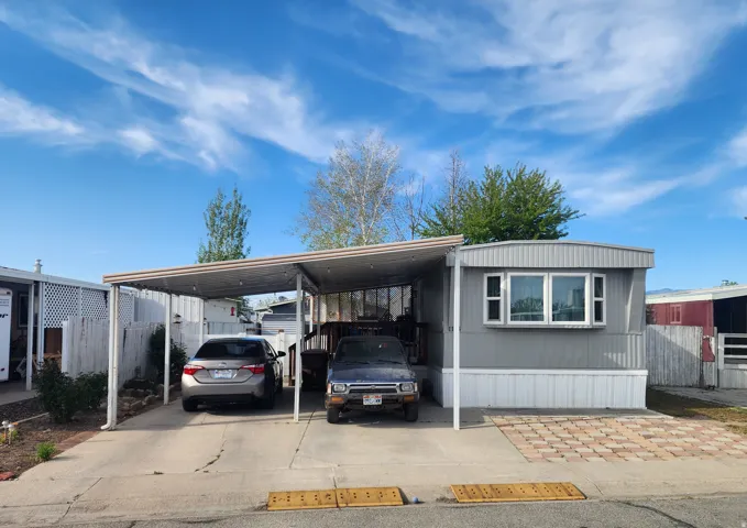 Manufactured / mobile home with a carport