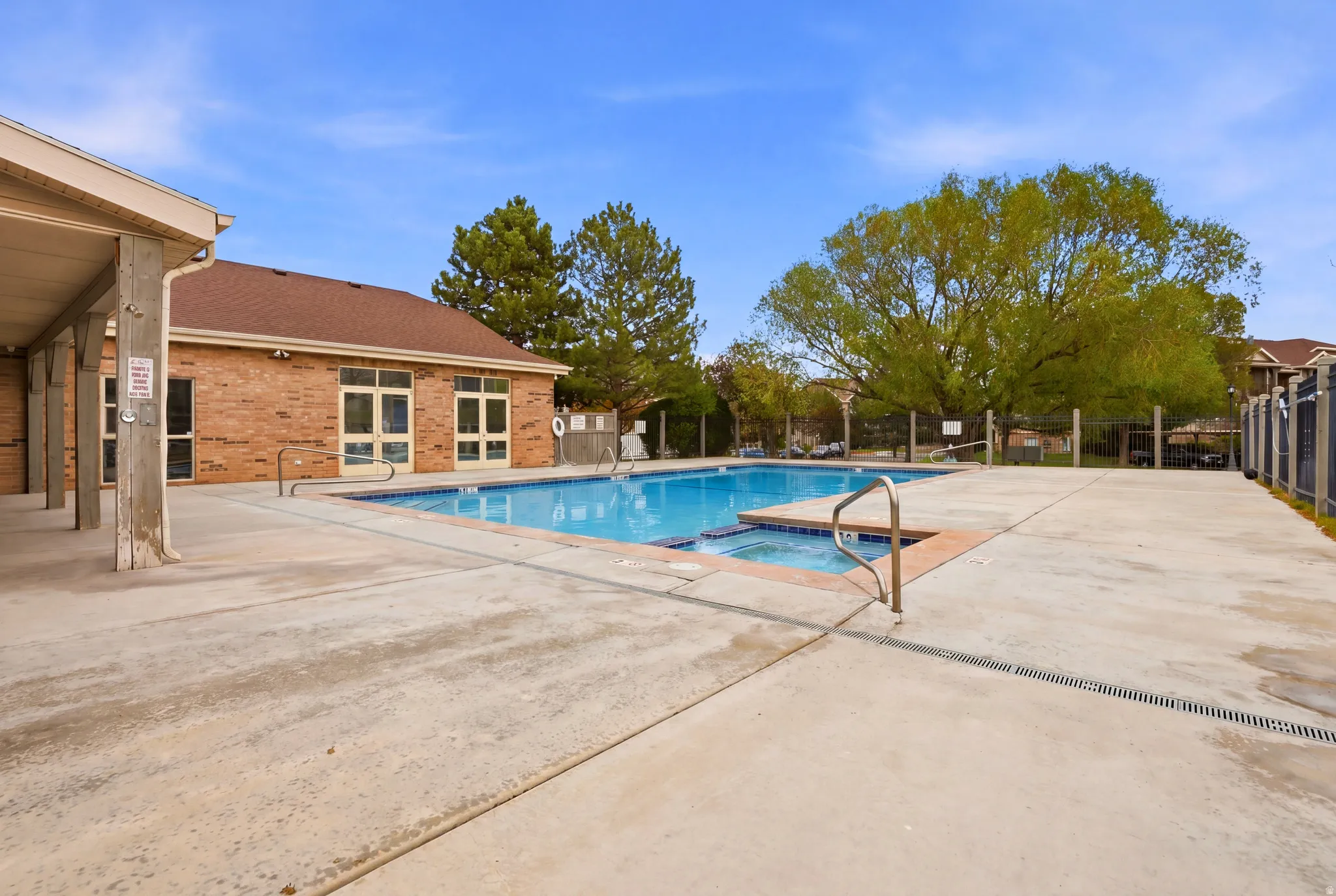 Integrated pool / spa with a patio area