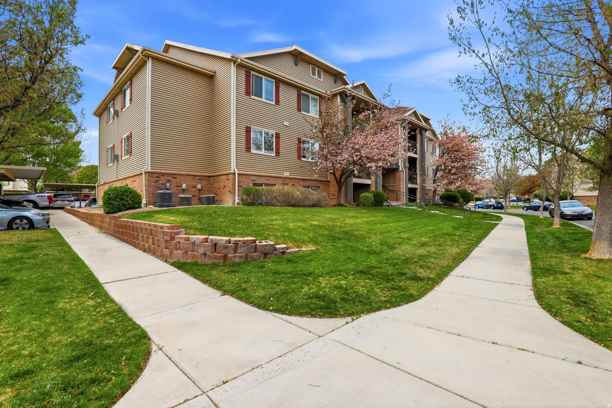 View of apartment building / complex