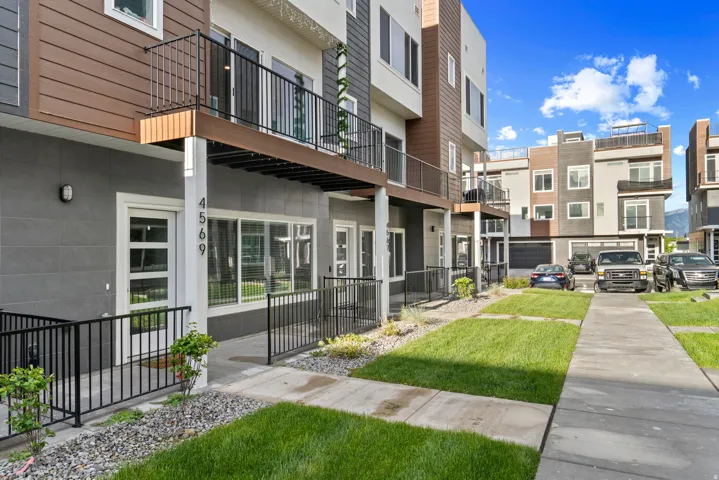 View of apartment building / complex