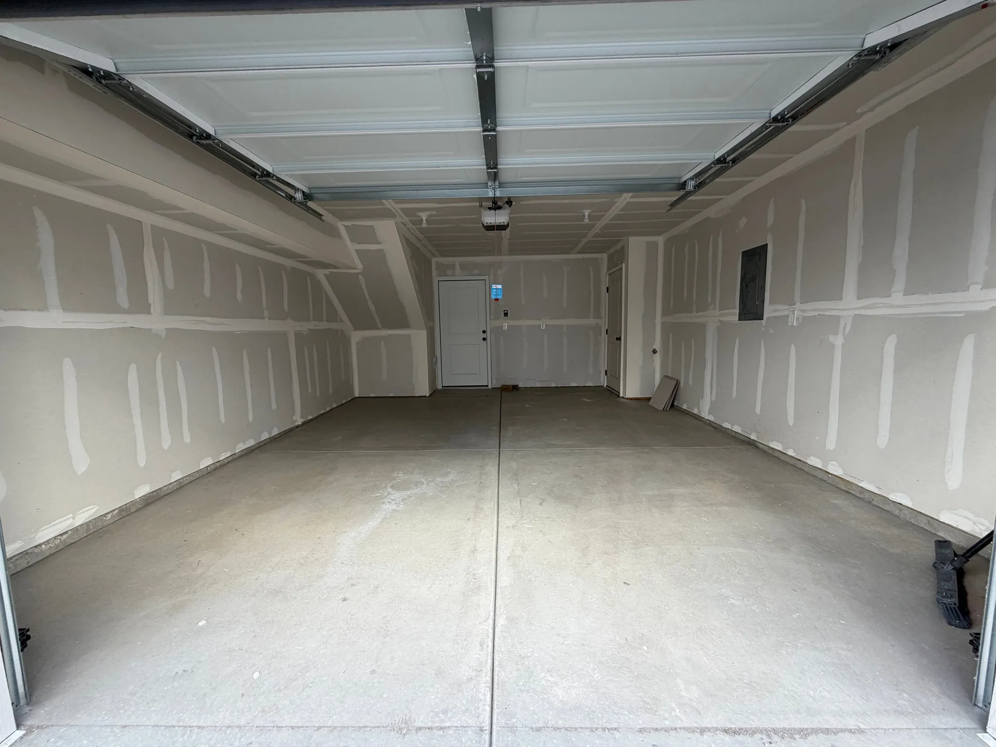 Oversize 1.5 car garage