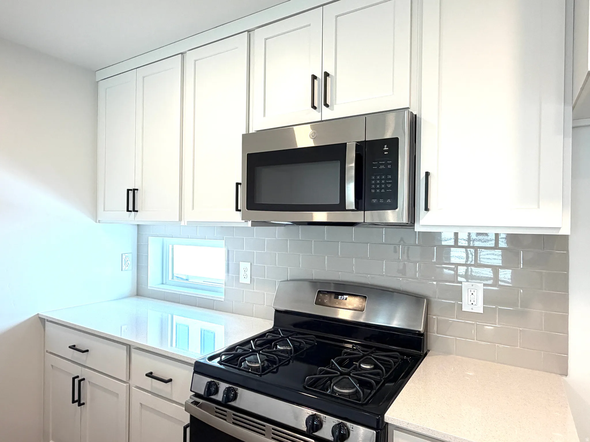 Kitchen tile backsplash