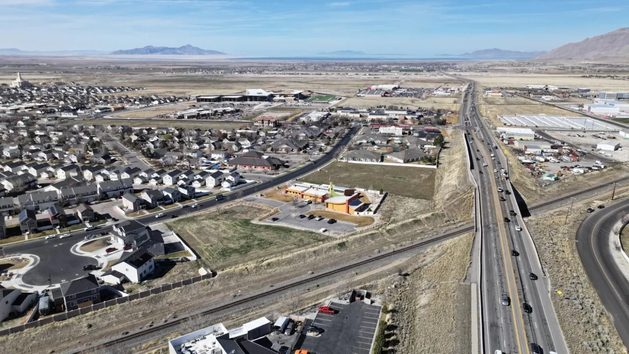Aerial view of property's location featuring a mountain backdrop