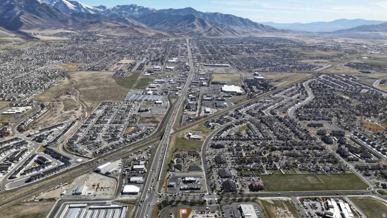 Aerial view of property's location featuring mountains