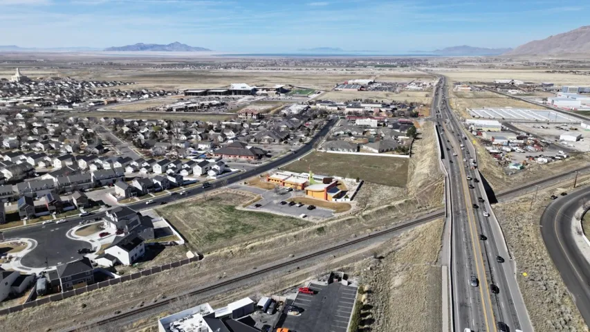 Aerial view of property's location featuring a mountain backdrop