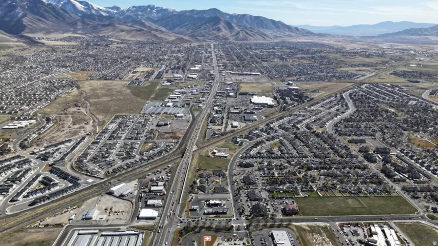Aerial view of property's location featuring mountains