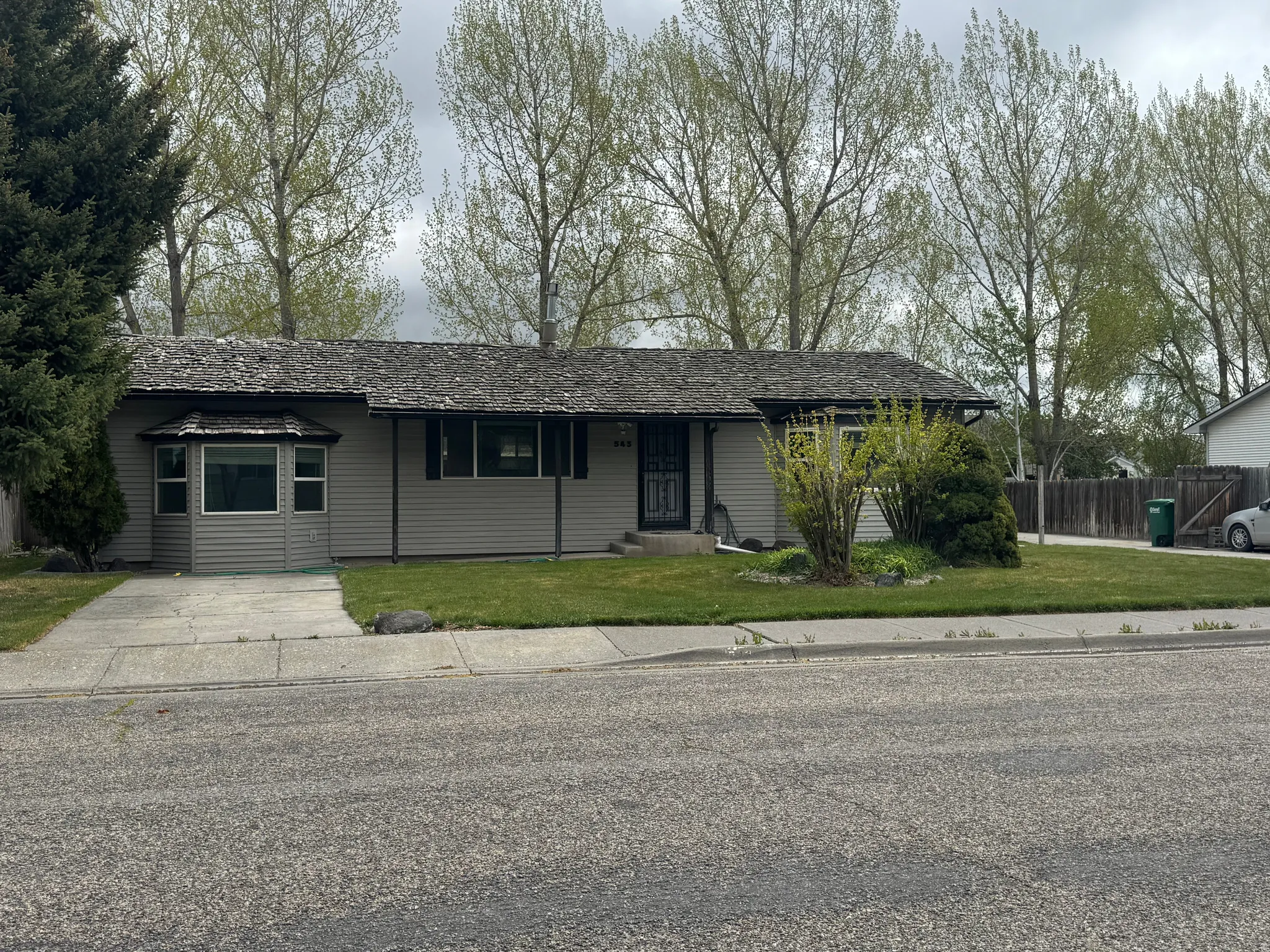 Single story home with covered porch