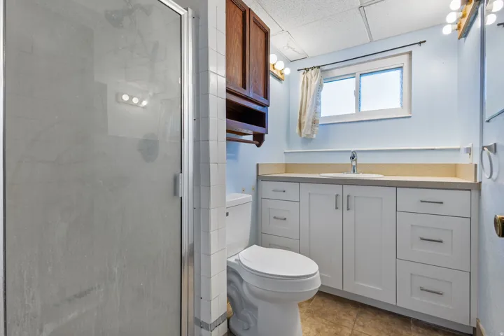 Shower enclosure with clear glass door