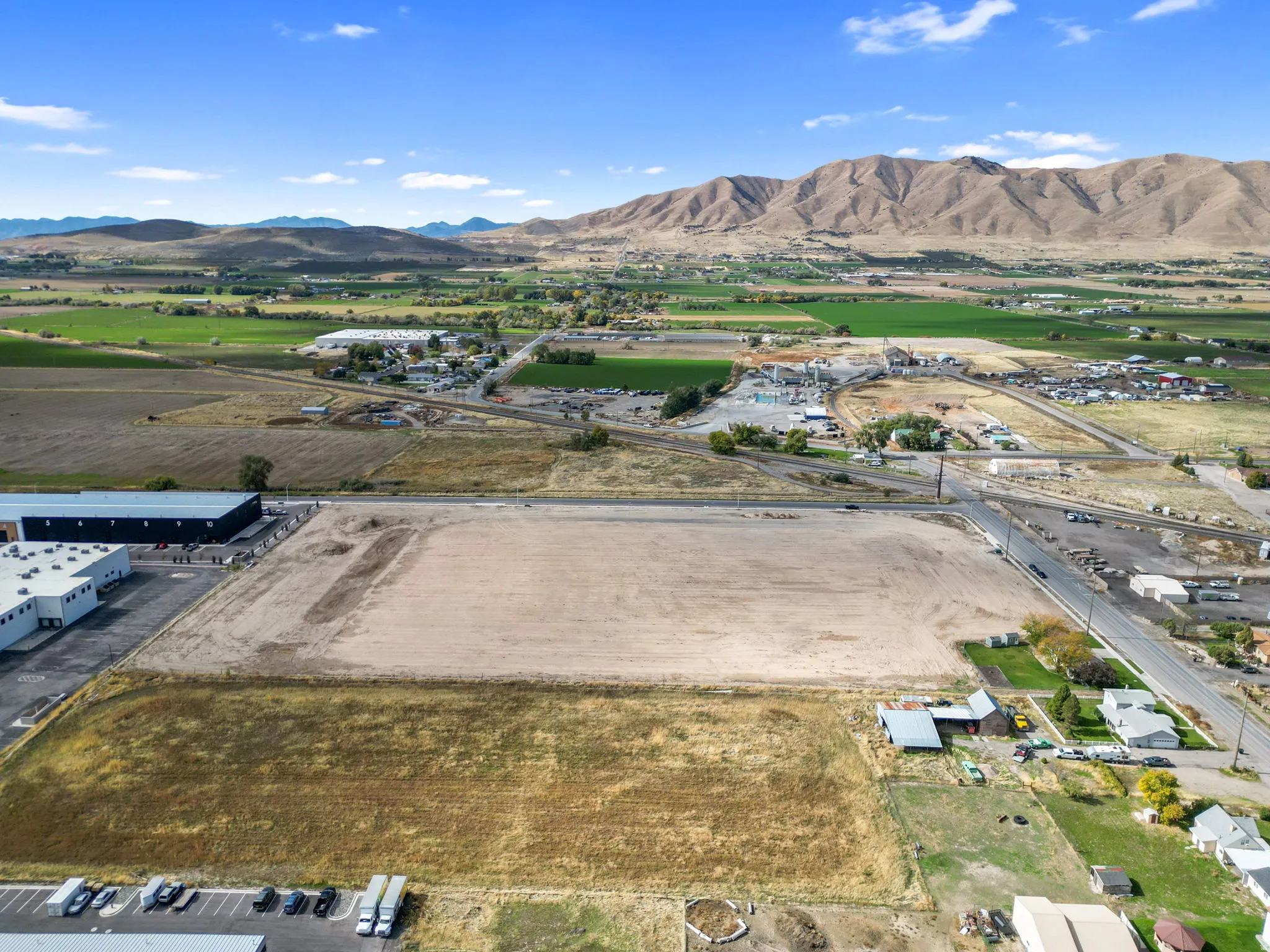 Overview of rural landscape with a mountain backdrop