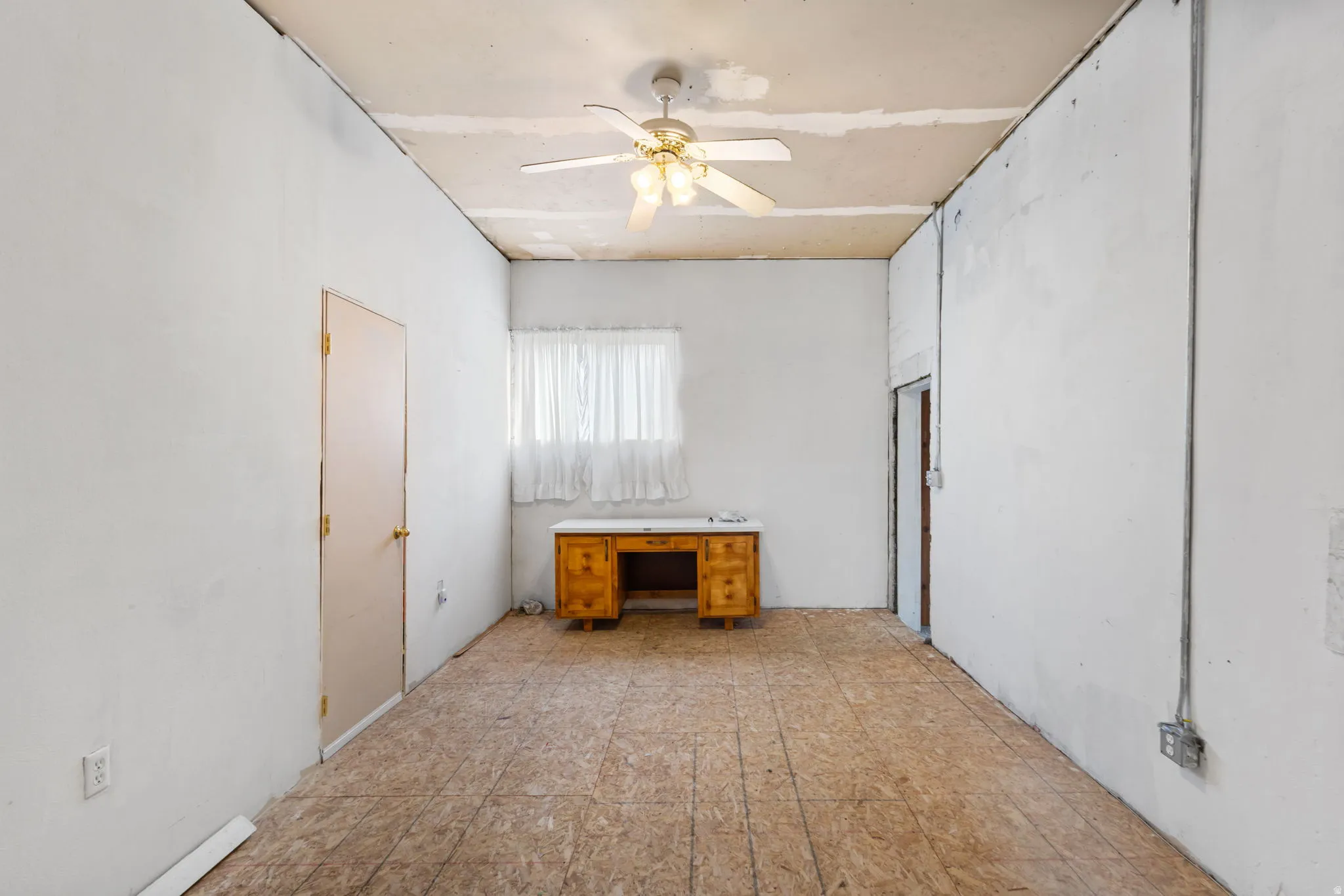 Unfurnished room featuring a ceiling fan