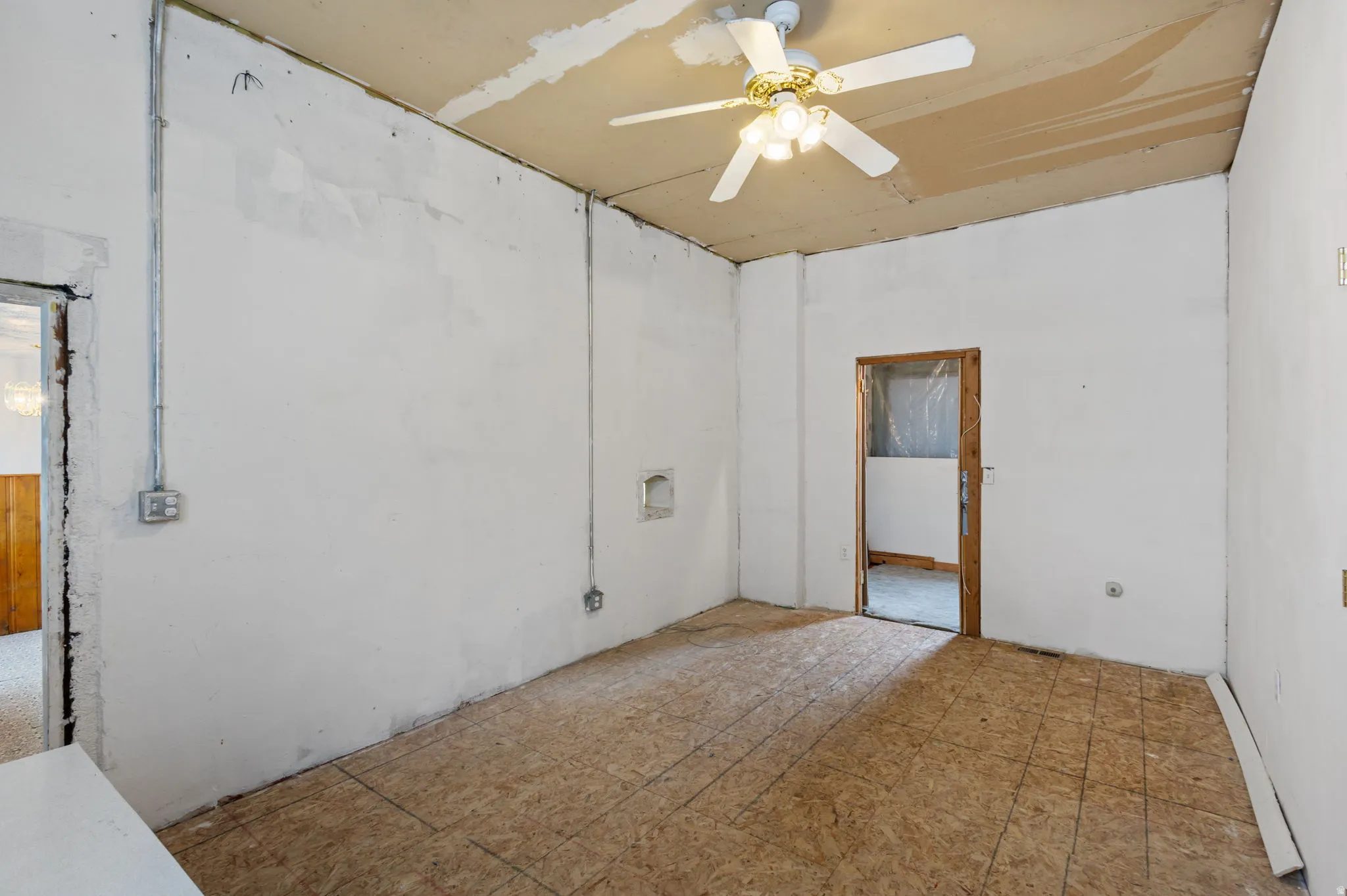Empty room featuring a ceiling fan