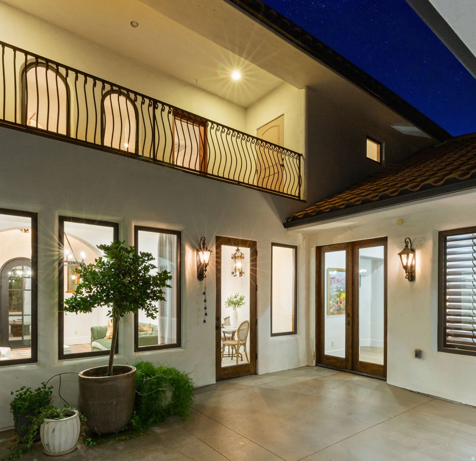 Outdoor patio with concrete flooring