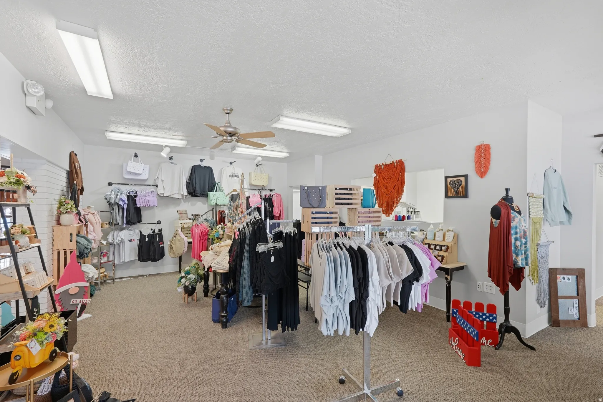 Miscellaneous room with a textured ceiling and a ceiling fan