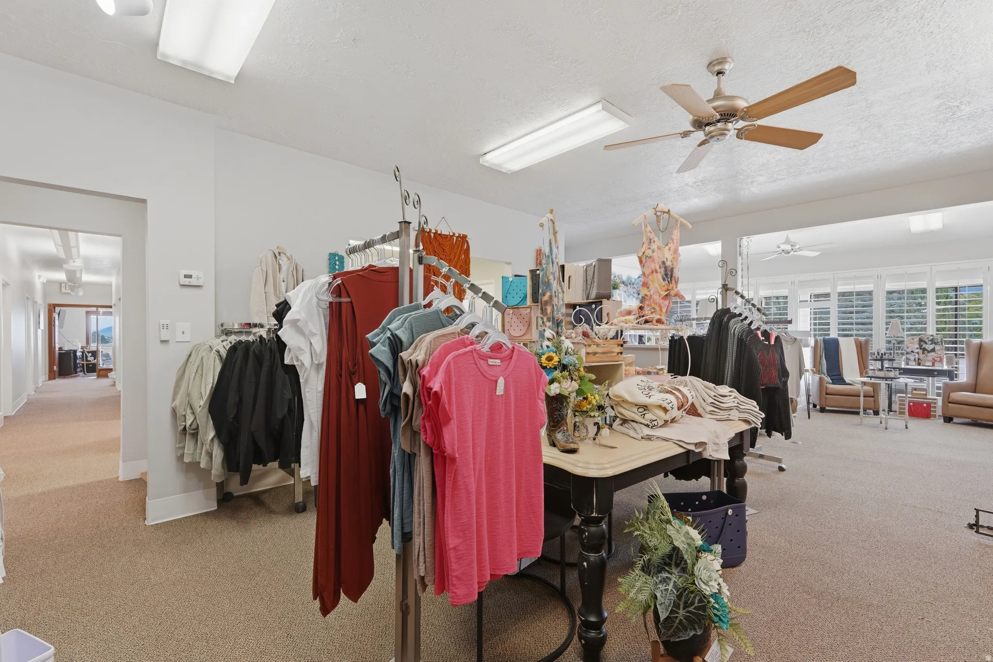 Miscellaneous room featuring a ceiling fan and a textured ceiling