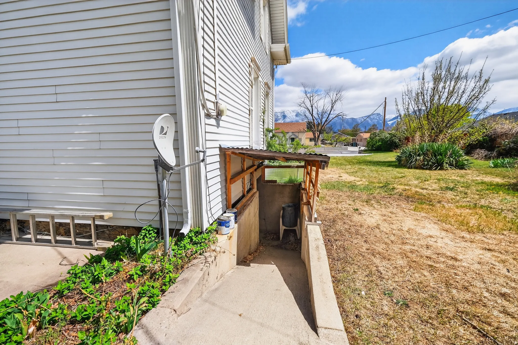 Property entrance with a mountain view
