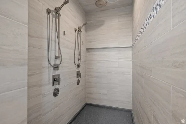 Bathroom featuring a tile shower