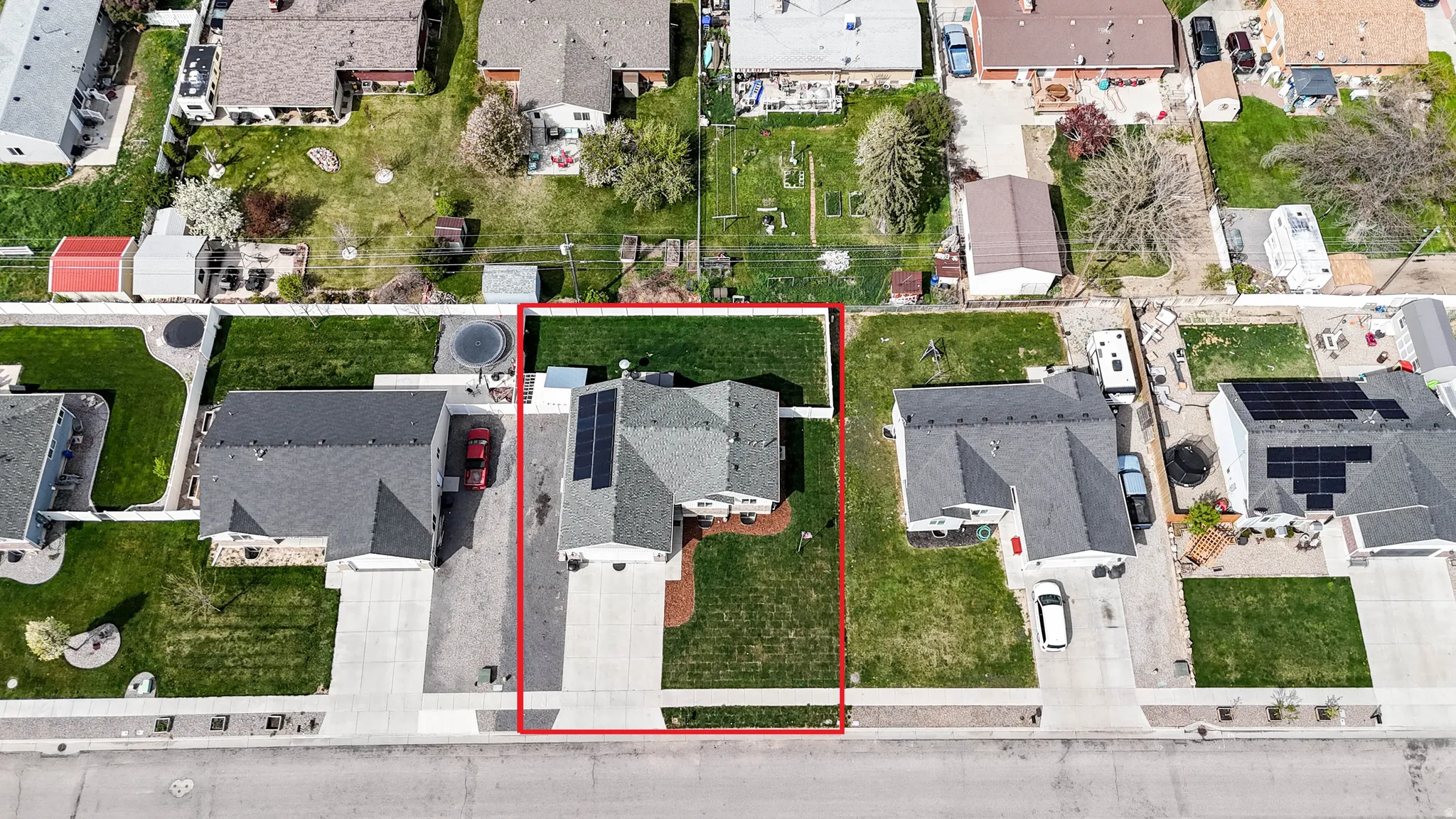 Aerial view of residential area featuring property parcel outlined