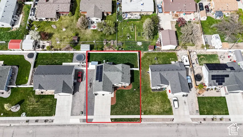 Aerial view of residential area featuring property parcel outlined